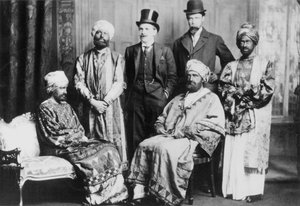 Habeş İmparatoru ve Mahkemesi, soldan sağa Guy Ridley, Horace de Vere Cole, Adrian Stephen, Duncan Grant ve oturan Virginia Stephen ve Anthony Buxton